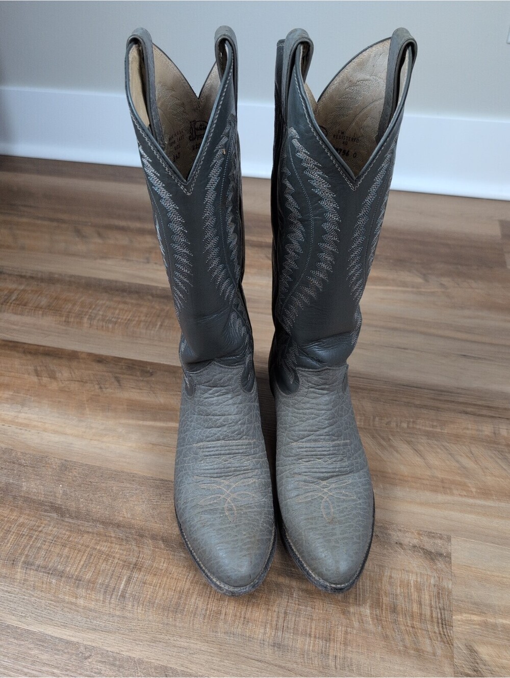 VTG Justin Cowboy Boots Men’s 8.5 D Style 2205. Classic Pull On Grey Bull Hide